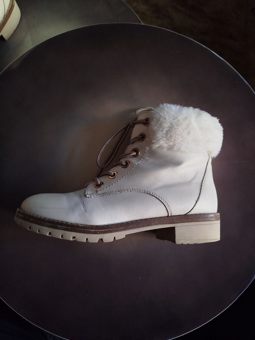 Damenschuhe: weisse Winterstiefel mit Fellabschluss – Gebraucht aus St. Gallen von jbu_ns6v 1