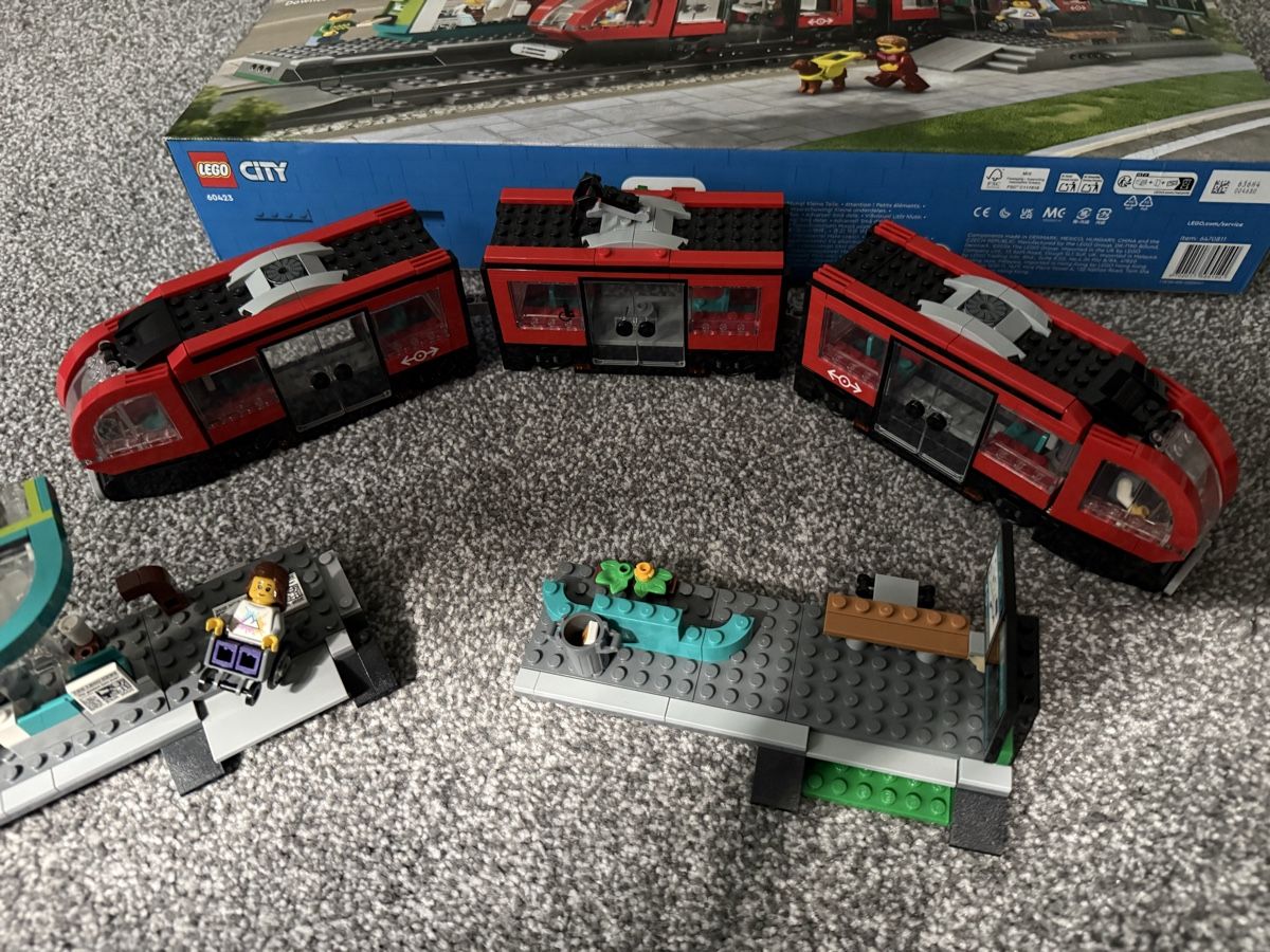 Lego Kit di costruzioni: Lego 60423 Downtown Tram – Usato da Oberwil BL venduto da napetak 3