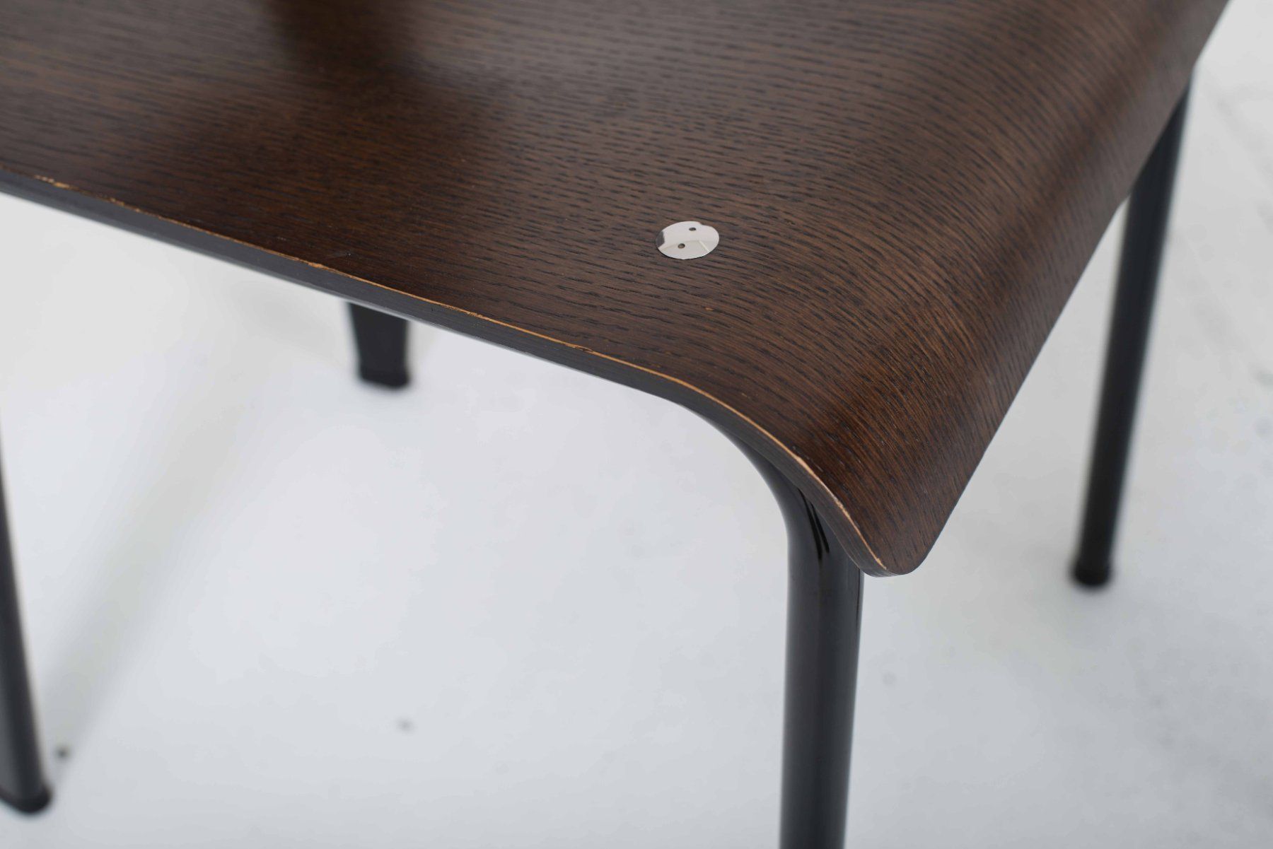 Vitra Sedie: Vitra Standard Stuhl von Jean Prouvé, dunkle Eiche & Schwarz – Usato da Zürich venduto da STUZH38 7