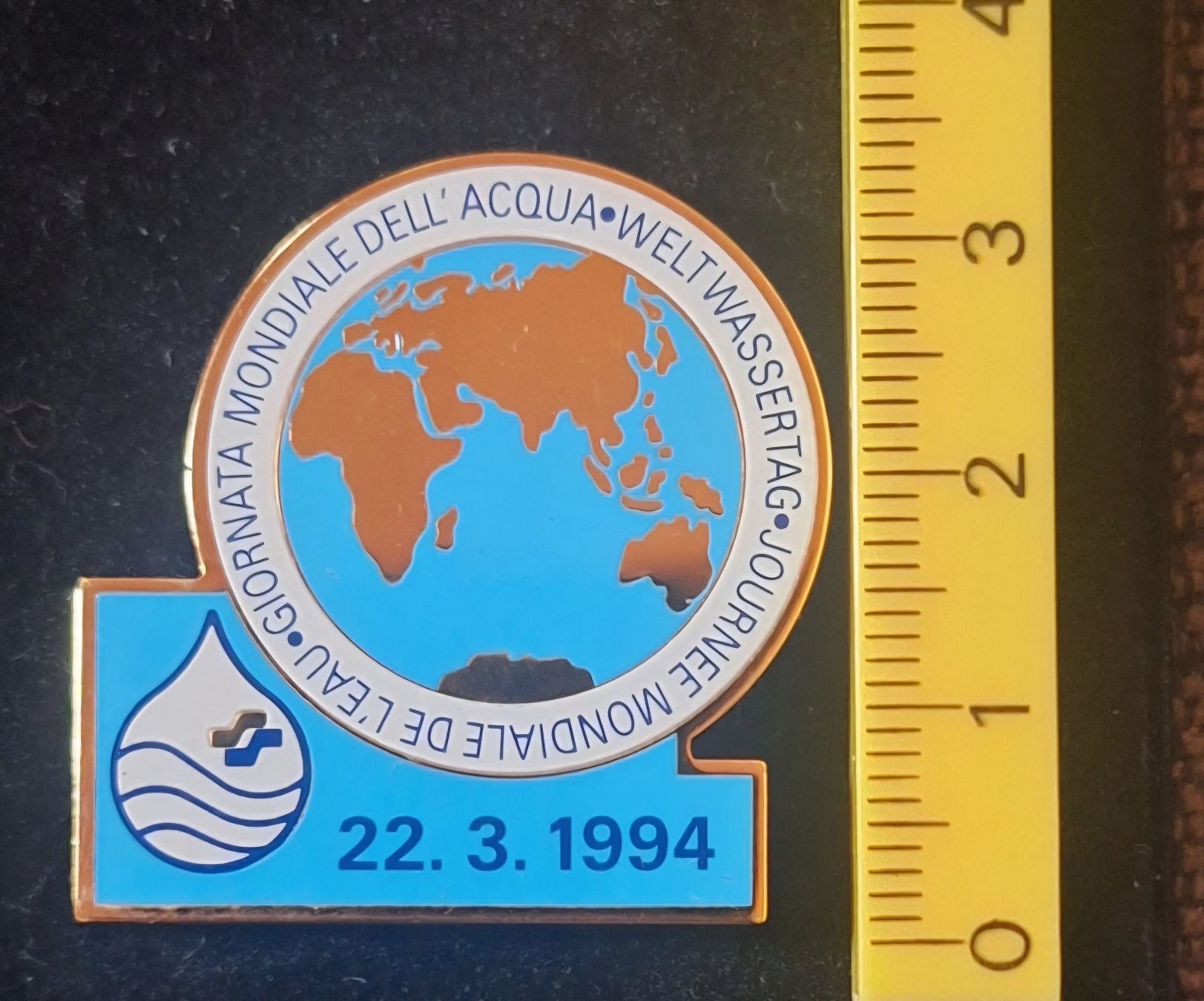 Plaketten & Abzeichen: Pin Weltwassertag 1994 mit Wassertropfen Motiv – Gebraucht aus Zug von Sdoerfli