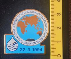 Pin Weltwassertag 1994 mit Wassertropfen Motiv