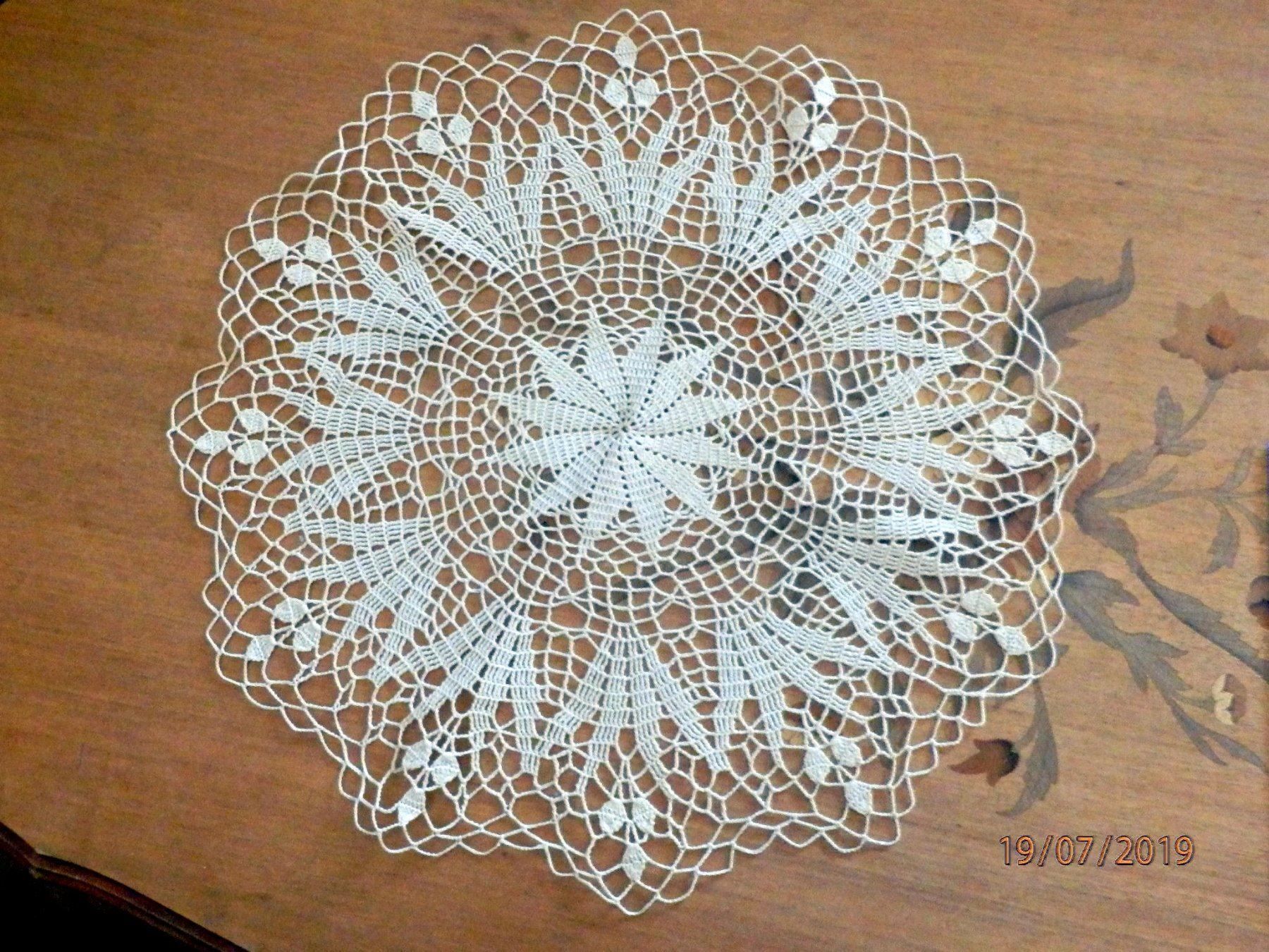 Untersetzer: 5 Deckchen, Tischläufer, Untersetzer, gehäkelt/gestrickt – Gebraucht aus Ueberstorf von dinbau 2