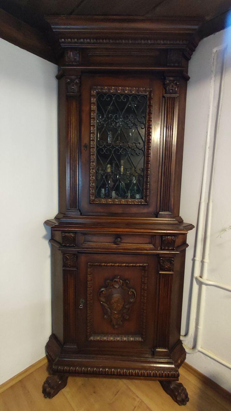 Vitrinen: Eckschrank Nussbaum mit Glasfront – Gebraucht aus Trun von sta_qg85