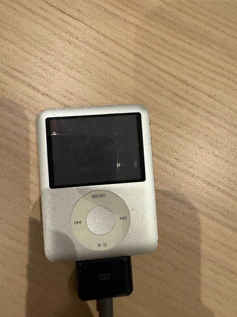 Apple Tragbarer Mediaplayer: Apple iPod Nano 4GB Silber Gebraucht – Gebraucht aus Baden von jon_p9nc