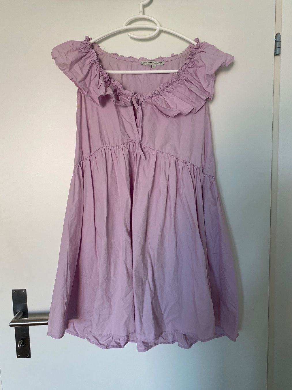 Robes: Lila Kleid, Grösse S – D'occasion à Neuenhof par UrbanBags