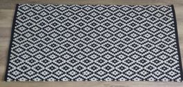 Teppich schwarz weiss geometrisches Muster gebraucht