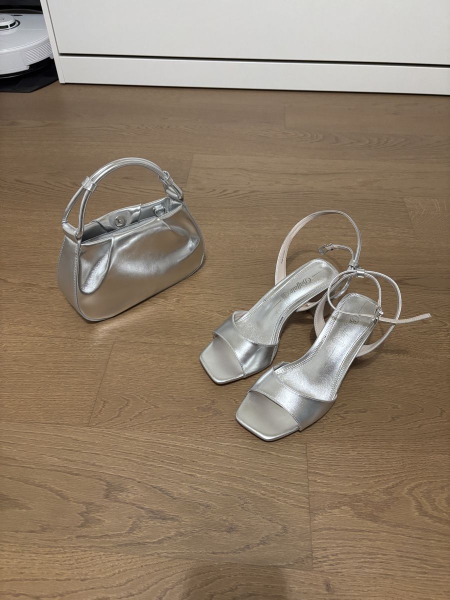 Lotti di vestiti: Anna Field Silber Tasche & Buffalo Sandale Gr. 39 – Usato da Niederrohrdorf venduto da yumos