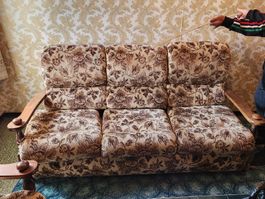 Canapé vintage 3 places avec 2 fauteuils motif floral.