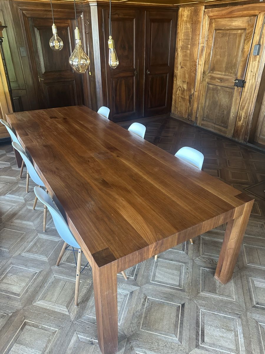 Tavoli: Massiver Esstisch aus Nussbaumholz – Usato da Hombrechtikon venduto da movoko01 2