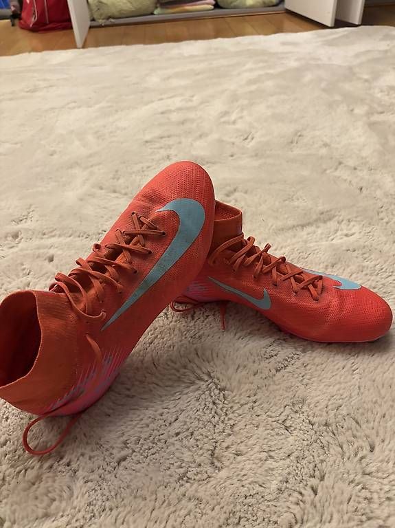 Nike Chaussures hommes: Rote Nike Fussballschuhe – D'occasion à Lenk im Simmental par niczbaeren 1