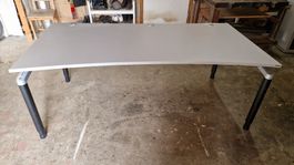 Bureau gris plateau courbe pieds réglables 200x100x75cm
