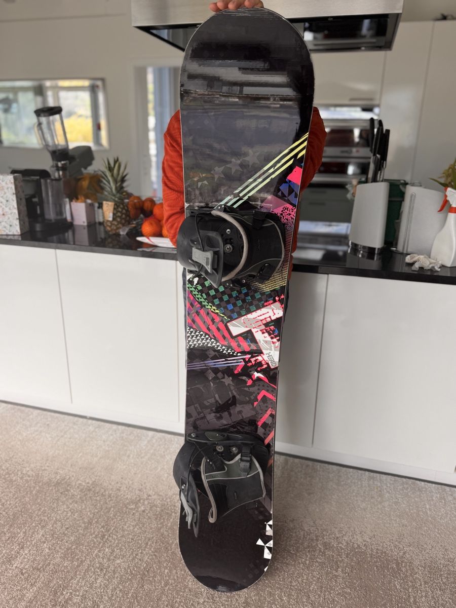 Head Board: Head Snowboard mit Flow Bindung, ideales Winterspassgerät! – Usato da Goldau venduto da mira221 1