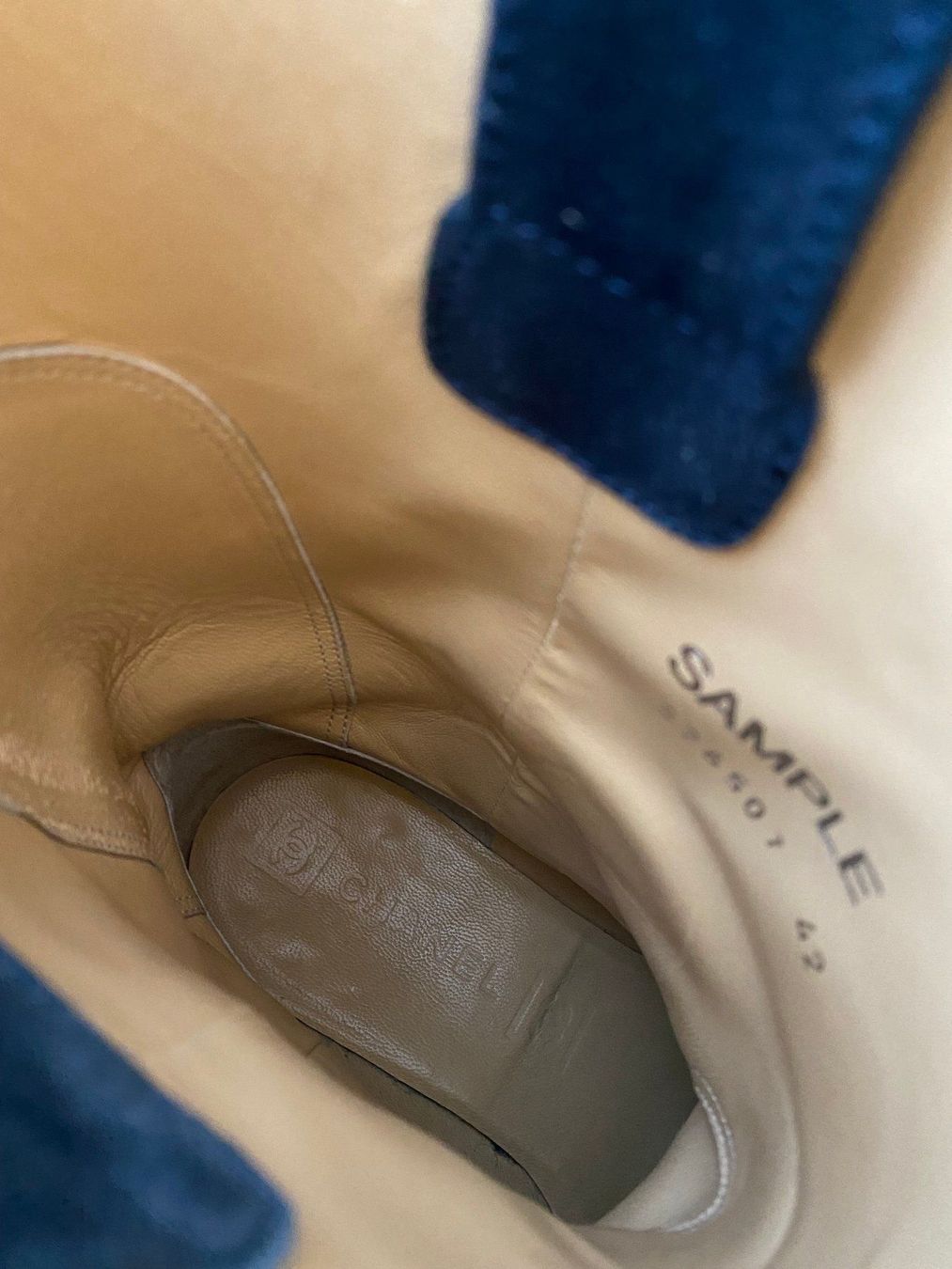 Chanel Scarpe da donna: Bottines en daim bleu foncé CHANEL – Usato da La conversion venduto da Repio 4