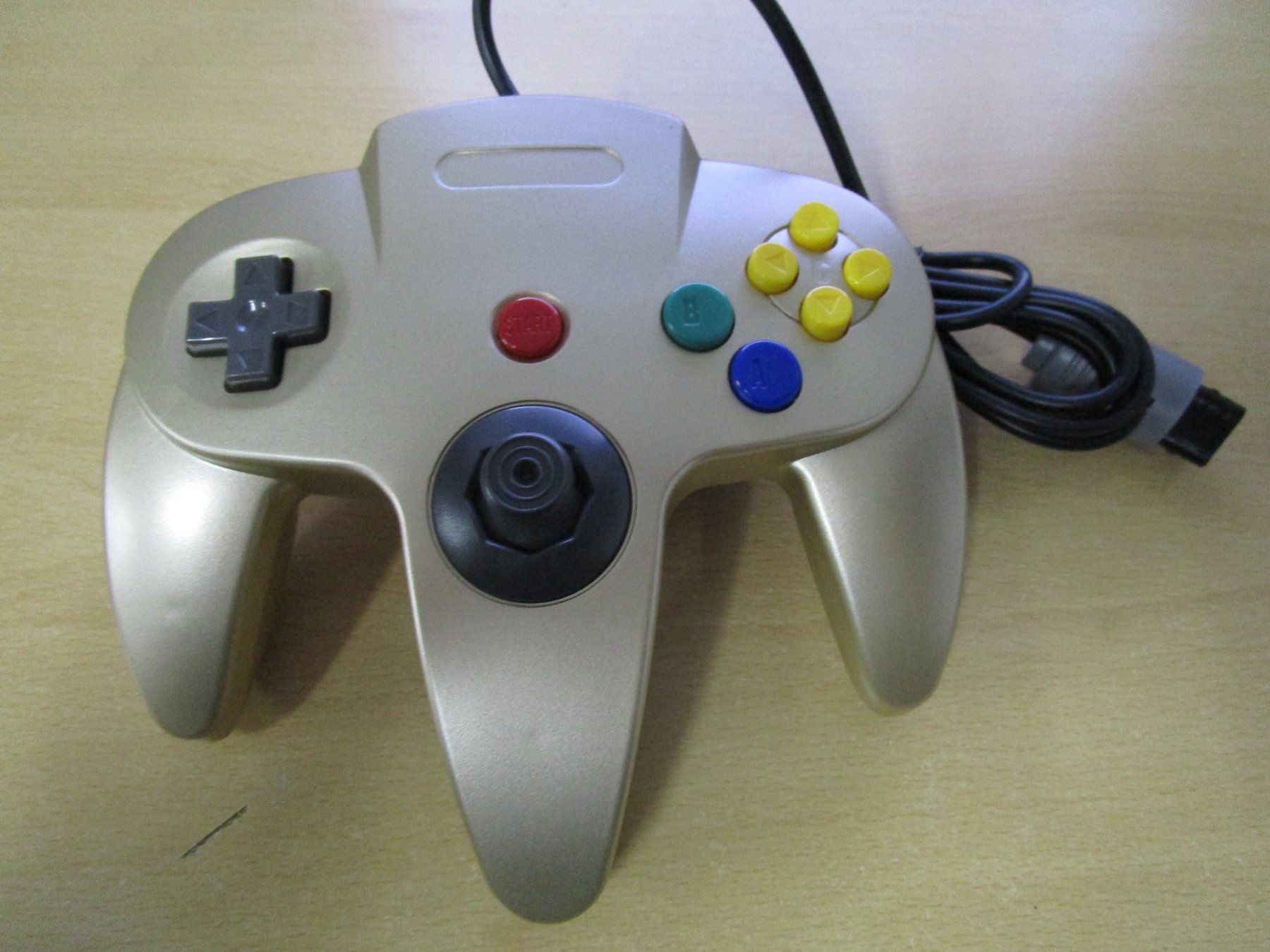 Controller: Nintendo 64 Controller - Farbe gold - Neuware N64 Pad Joypad – Nuovo (secondo la descrizione) da Goldau venduto da agestuffer