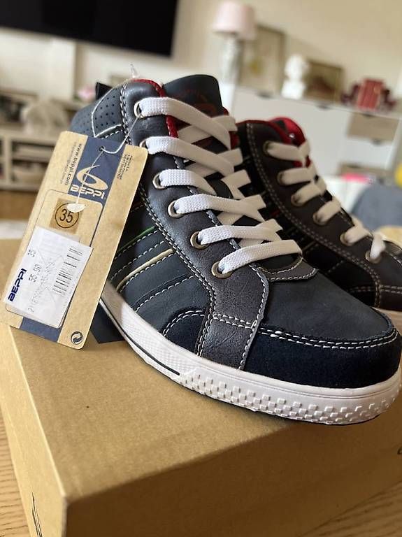 Scarpe da uomo: Paire de baskets cuir bleu marine taille 35 – Usato da Versoix venduto da L_armoire_d_isa 1