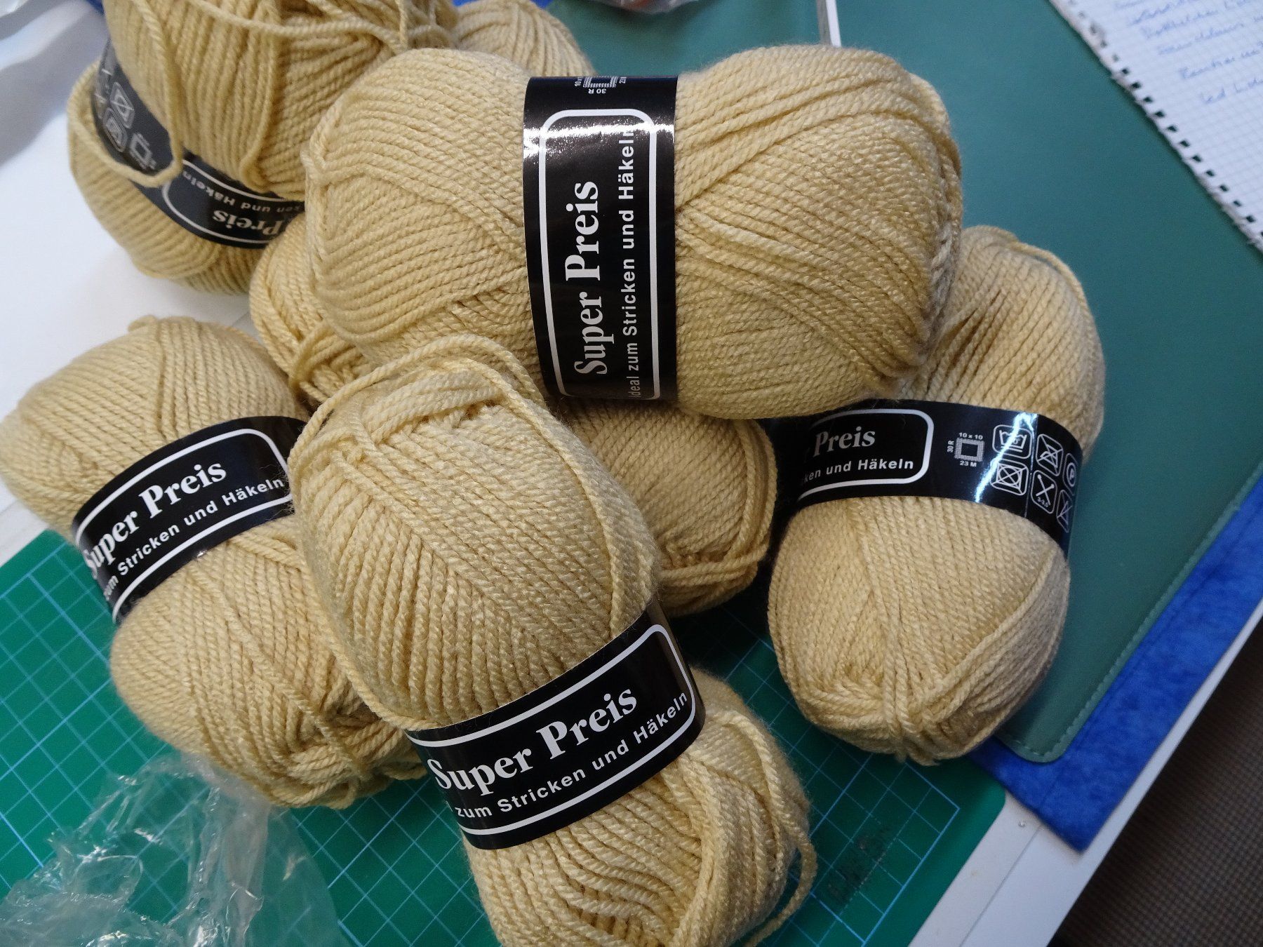 Wolle: Wolle, "Super Preis"  7 x 50gr, beige – Neu (gemäss Beschreibung) aus Grüt (Gossau ZH) von spitzig 3