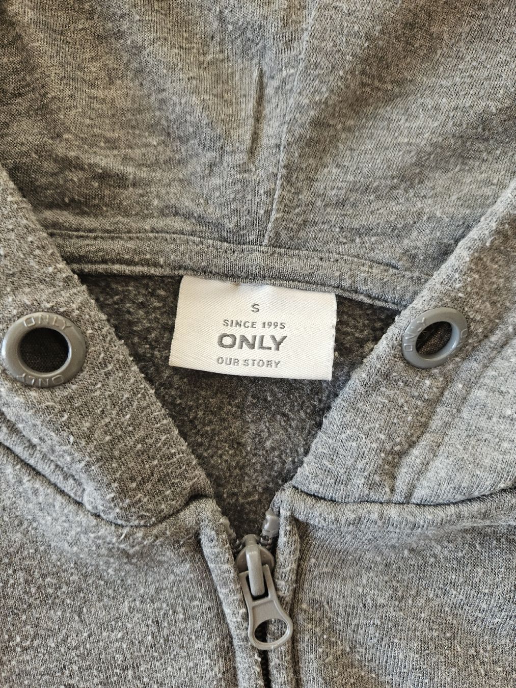 Only Pullover & Sweatshirts: Pullover mit Reisverschluss Damen ONLY grau Grösse S  – Gebraucht aus Abtwil AG von Ayline.a8 1