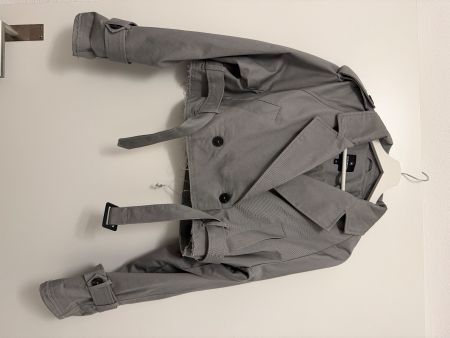 Graue Kurz-Jacke im Trenchcoat-Stil, Grösse M – Top!