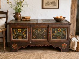 Antiker Bauernschrank mit Blumenmalerei