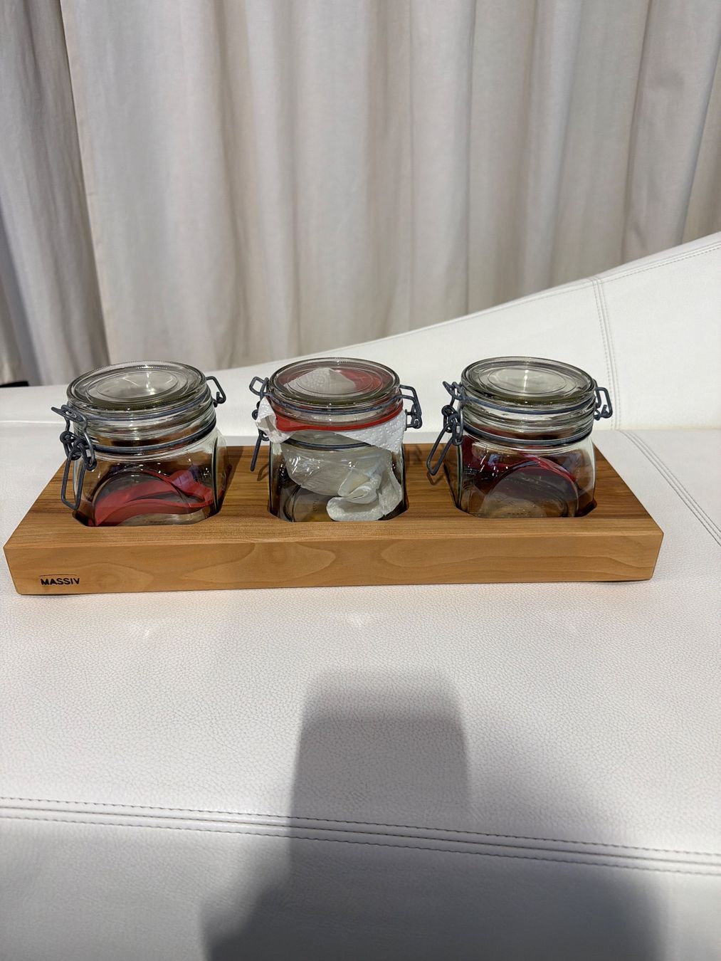 Contenitori & Simili: Massiv Holztablett mit drei Einmachgläsern, Top Zustand! – Usato da Tägerwilen venduto da TinaLupu
