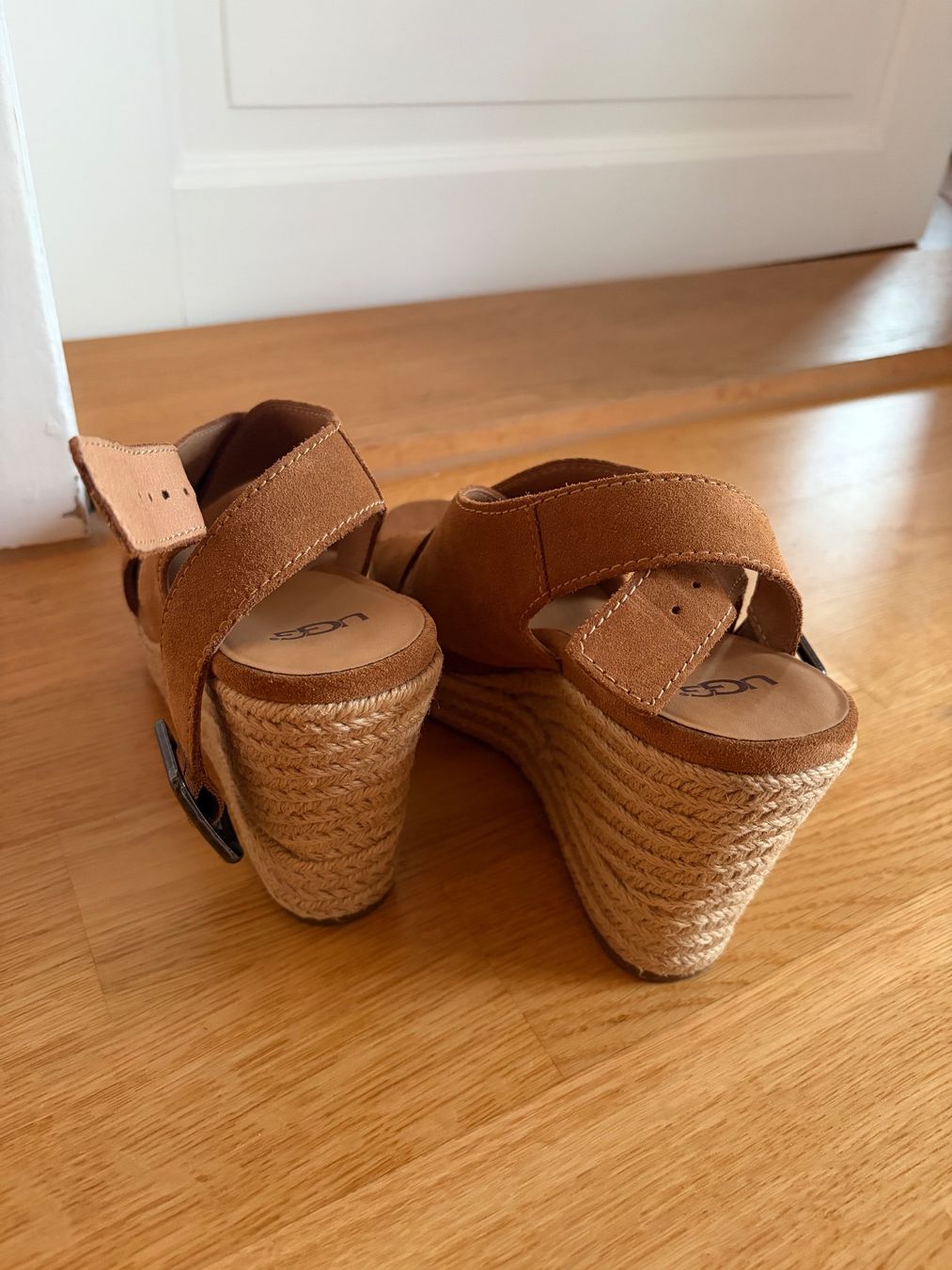 Ugg Chaussures femmes: Sandalen mit Keilabsatz – Neuf (Voir description) à Zürich par oli_9dhs 2