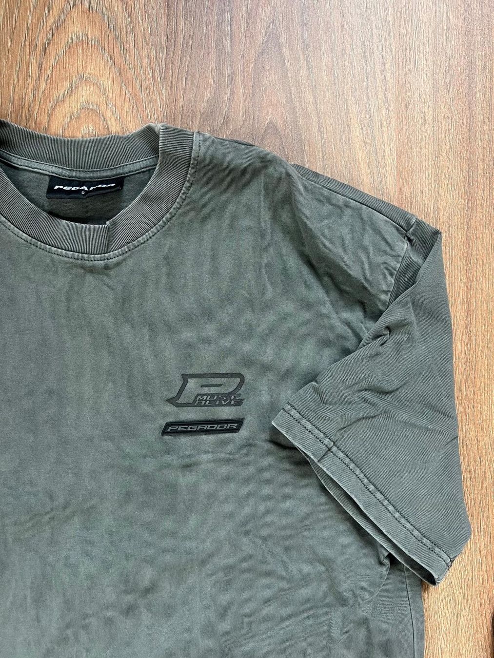 Pegador T-shirt: T-Shirt Pegador Gris – Nuovo (secondo la descrizione) da Môtiers NE venduto da ElGreco3099 4