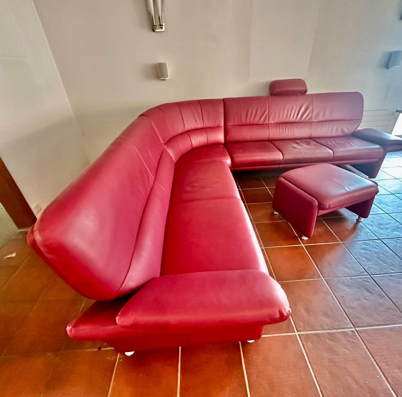 Sofas: Grosses Ecksofa Leder rot mit Hocker – 285x250 – Gebraucht aus Wollerau von spojut 5