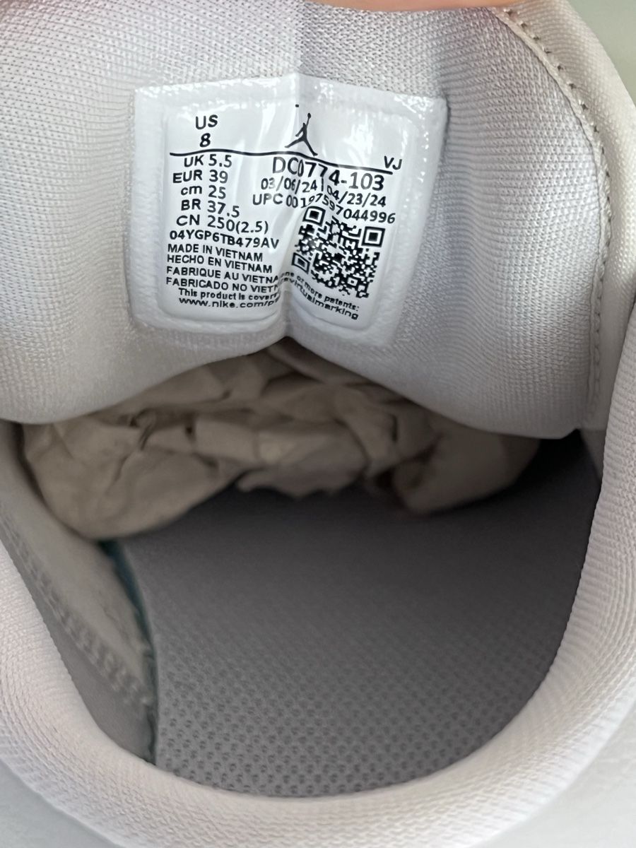 Nike Chaussures hommes: Air Jordan 1 "Coconut Milk" – Neuf (Voir description) à Charmey (Gruyère) par ya_12 4