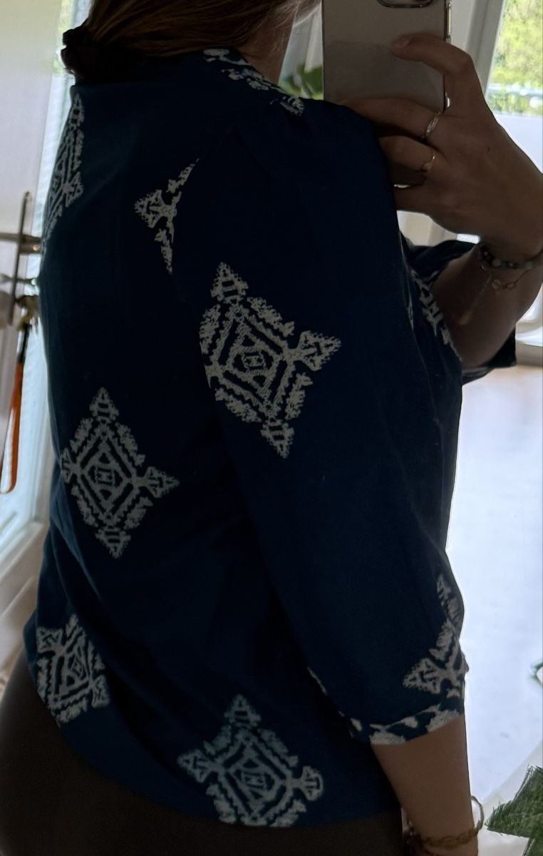 Chemisiers: Dunkelblaue Bluse mit Muster, Grösse S – D'occasion à Oberhofen Thun'see par ClaudiaKelesh 2