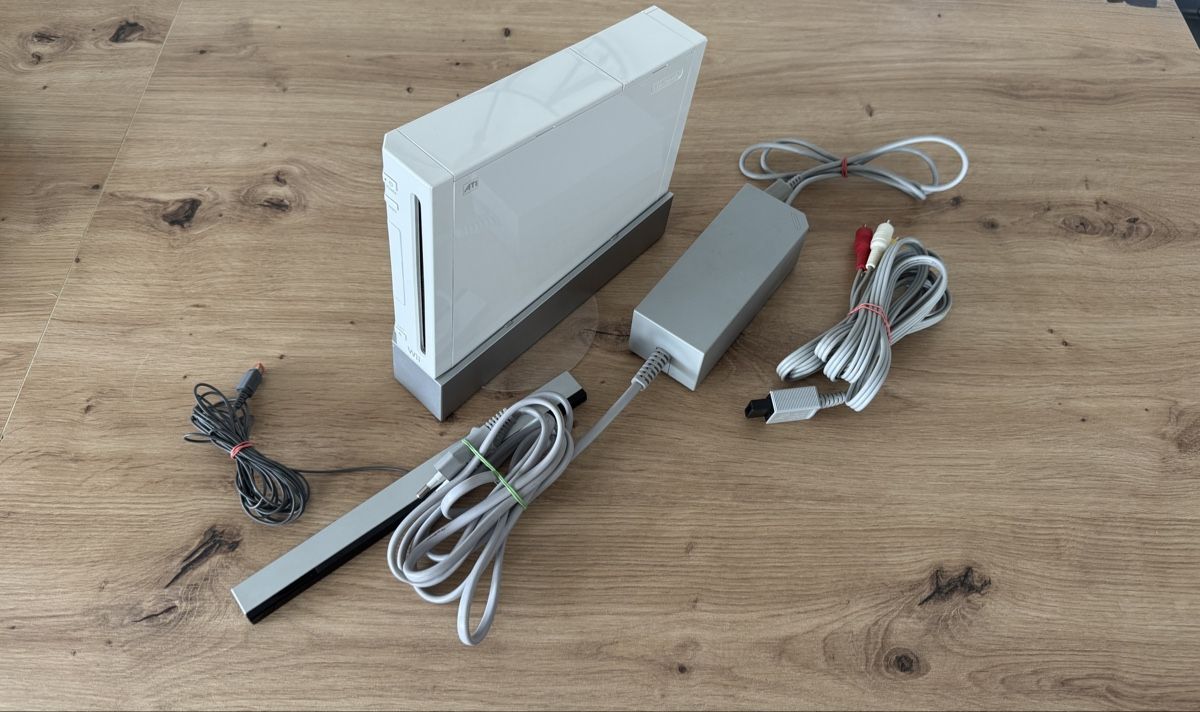 Nintendo Konsolen: Nintendo Wii Konsole mit Zubehör - ohne Joystick – Gebraucht aus Biberist von etesummer