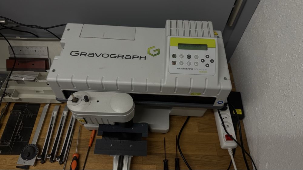 Gravograph IQ+ IS200 Graviermaschine CNC (Gebraucht) in Zürich für CHF ...