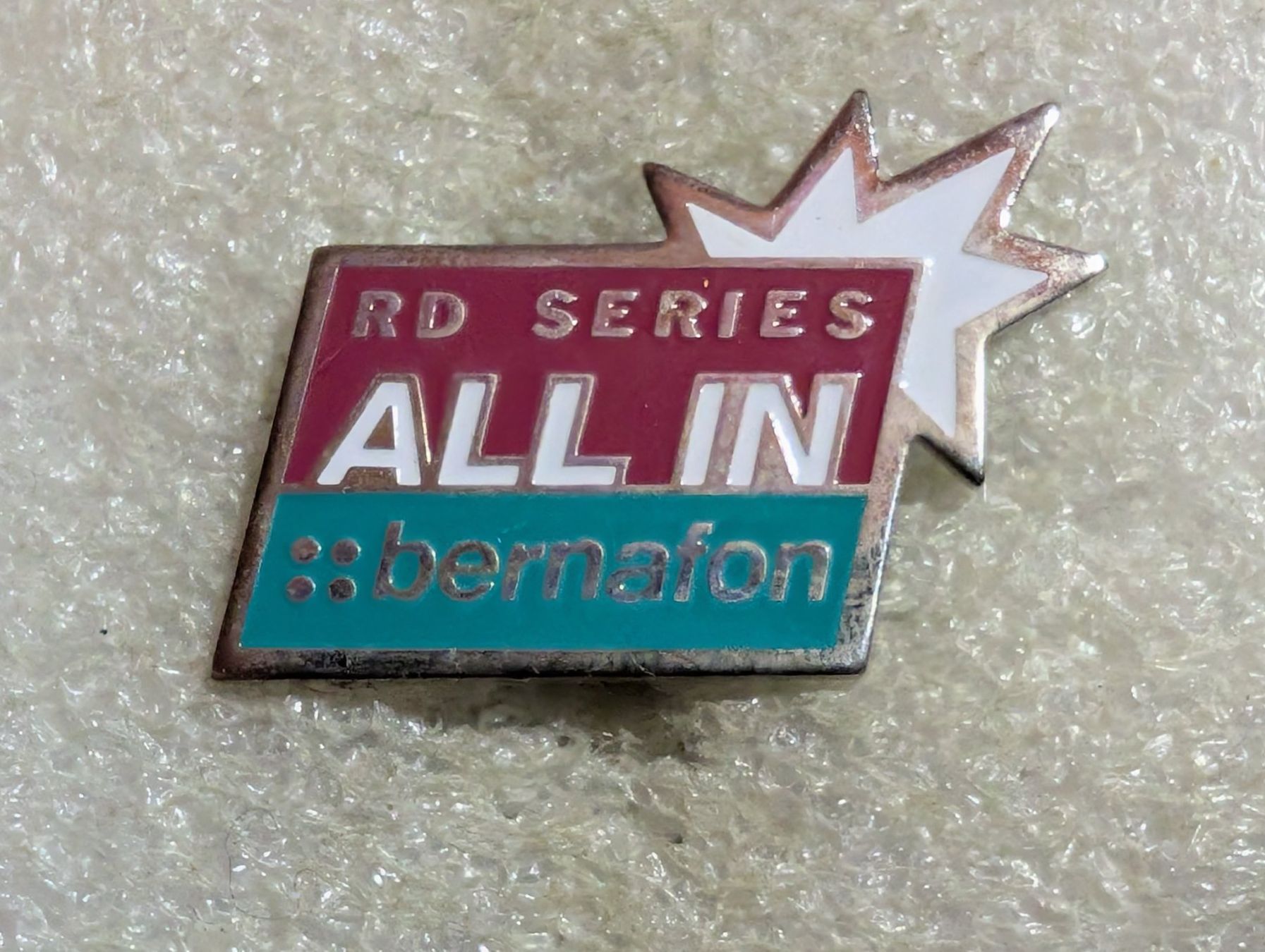 Plaketten & Abzeichen: Ansteckpin 211: Bernafon RD Service All in – Gebraucht aus Oppligen von Pin-Fall-Shop
