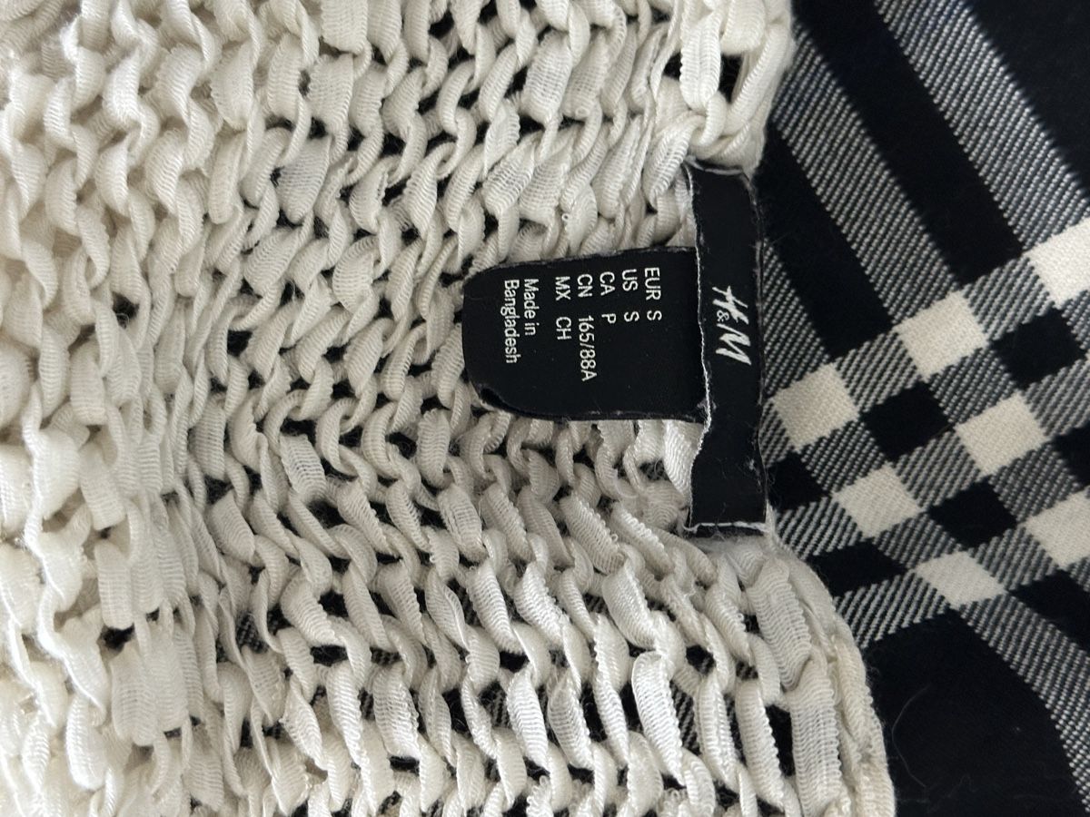 H&M Tops: Pullover H&M beige Grösse S mit Loechern guter Zustand – D'occasion à Wohlen AG par jes_9c79 3