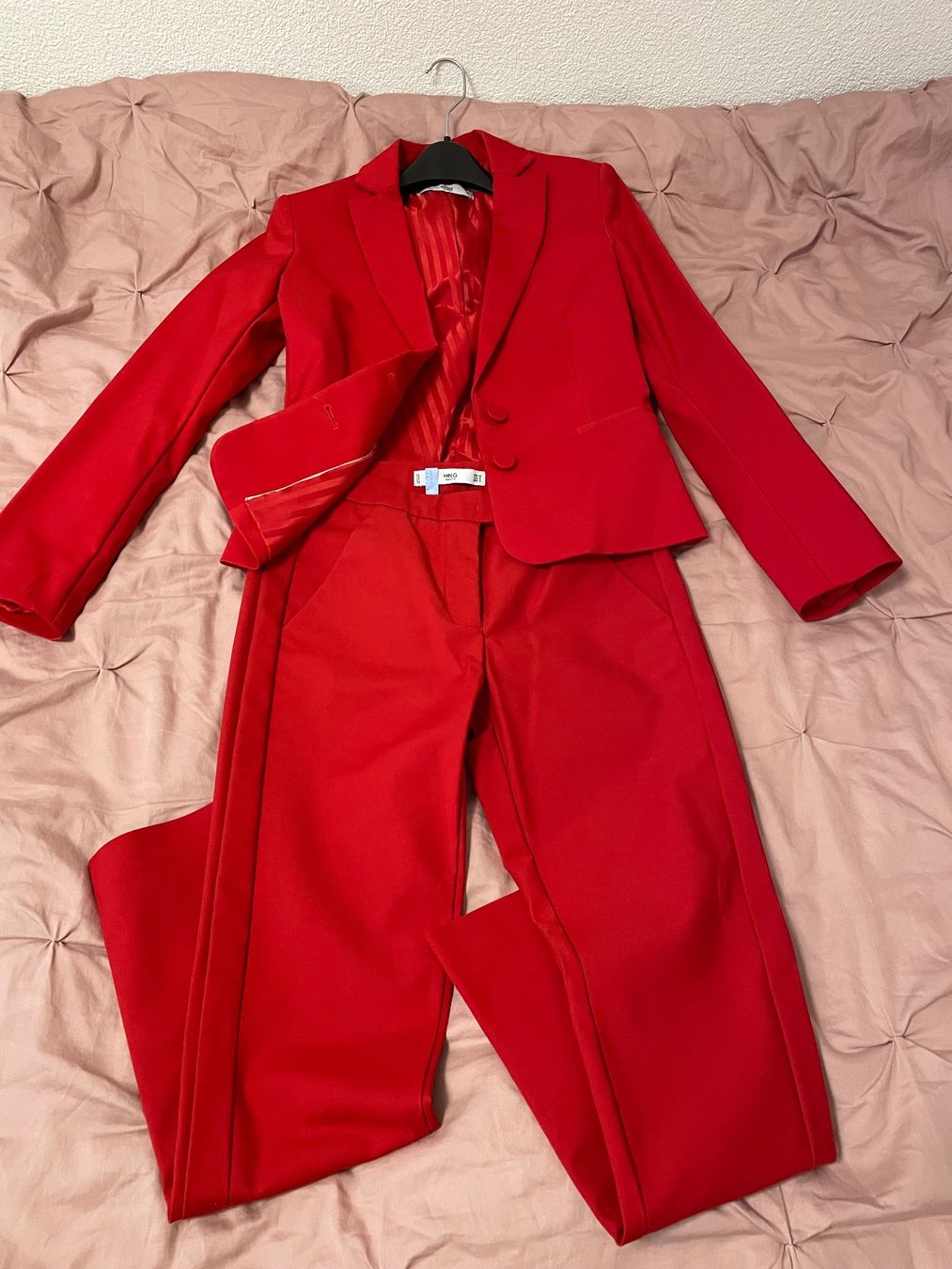 Completi & Tailleur: Roter Anzug – Usato da Recherswil venduto da Kaltrina10 1