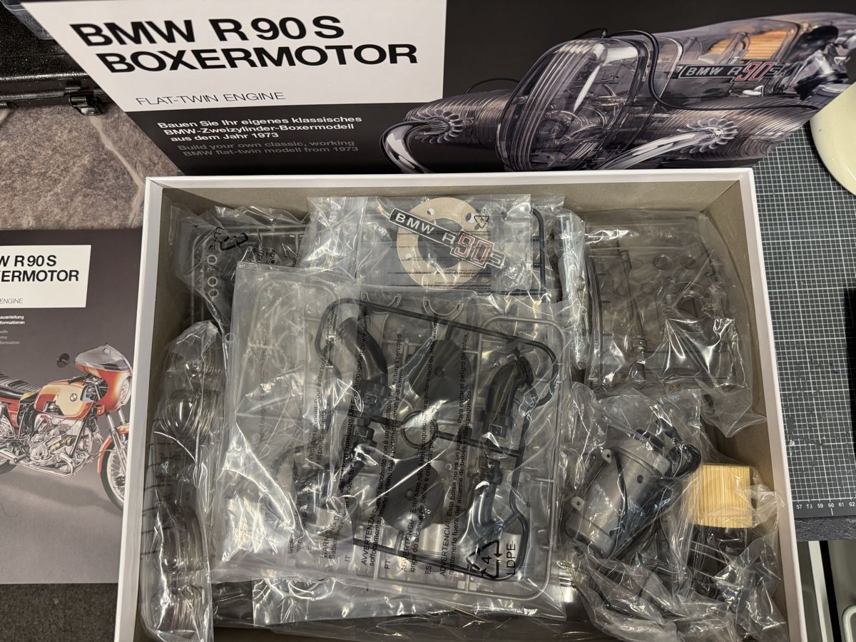 Kit di modellismo & Modellini statici: BMW R 90 S Motor Modell – Nuovo e nell'imballaggio originale da Oberengstringen venduto da Cebony 1