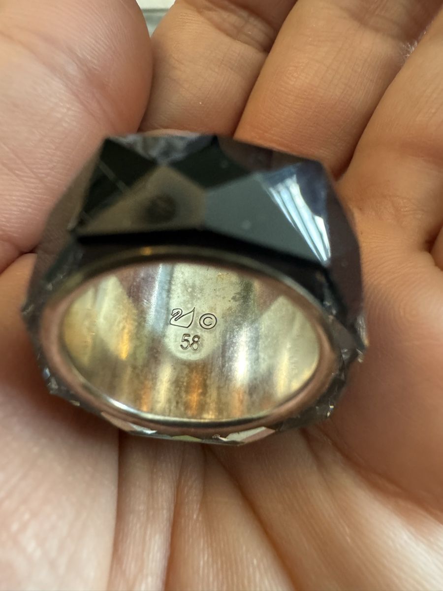 Swarovski Anelli: Schwarzer Swarovski Ring, neuwertig! – Nuovo (secondo la descrizione) da Rapperswil SG venduto da LR07 4