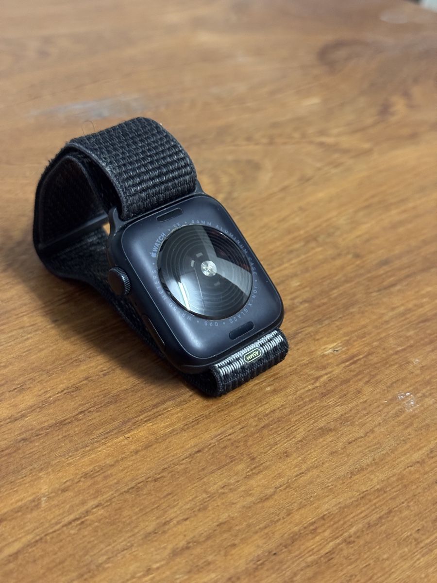 Apple Smartwatch: Apple Watch SE 44mm schwarz – D'occasion à Winterthur par milhiii 2