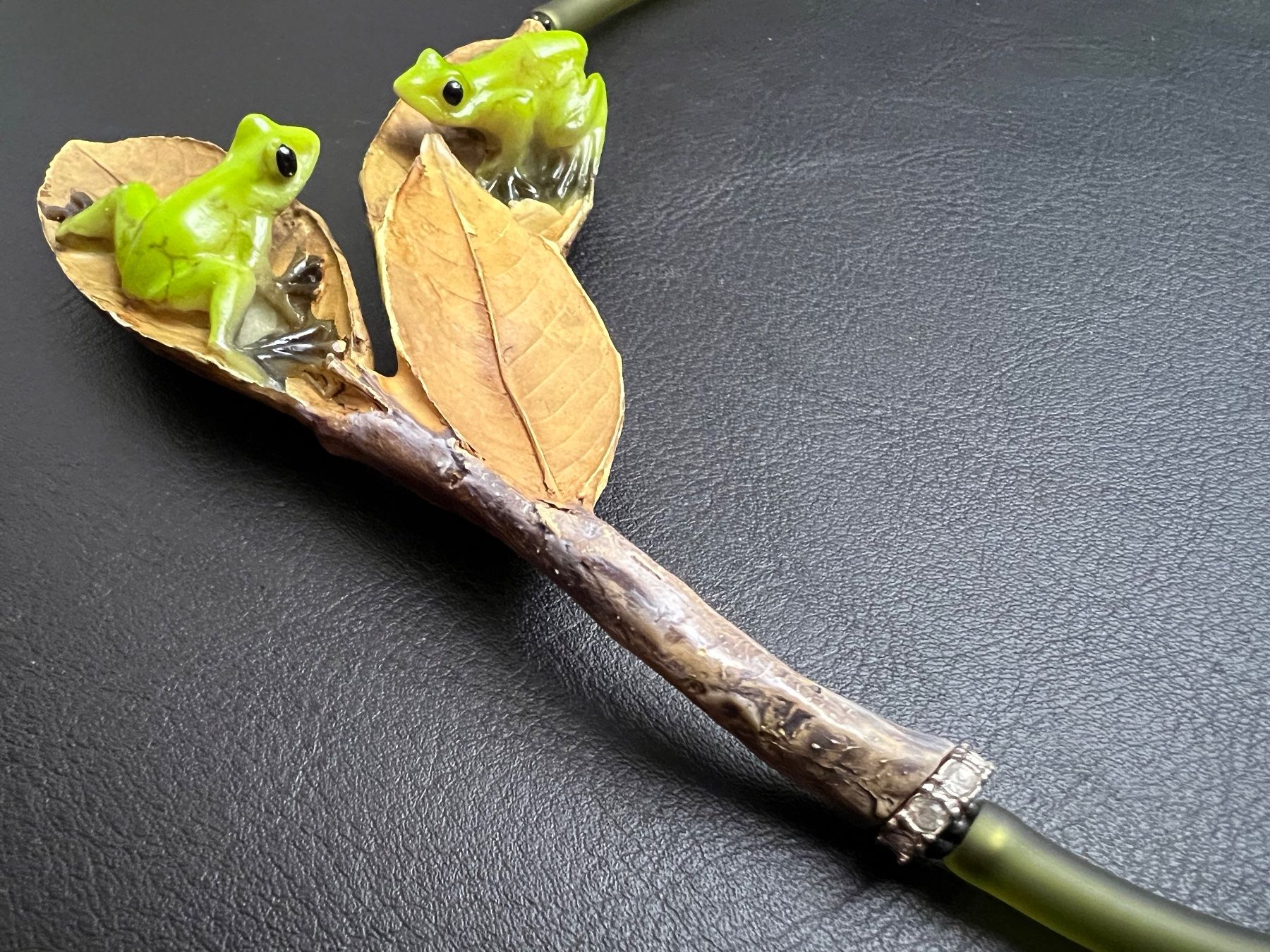 Ketten: Collier mit Fröschen – Gebraucht aus Thalheim AG von Cox-51 3