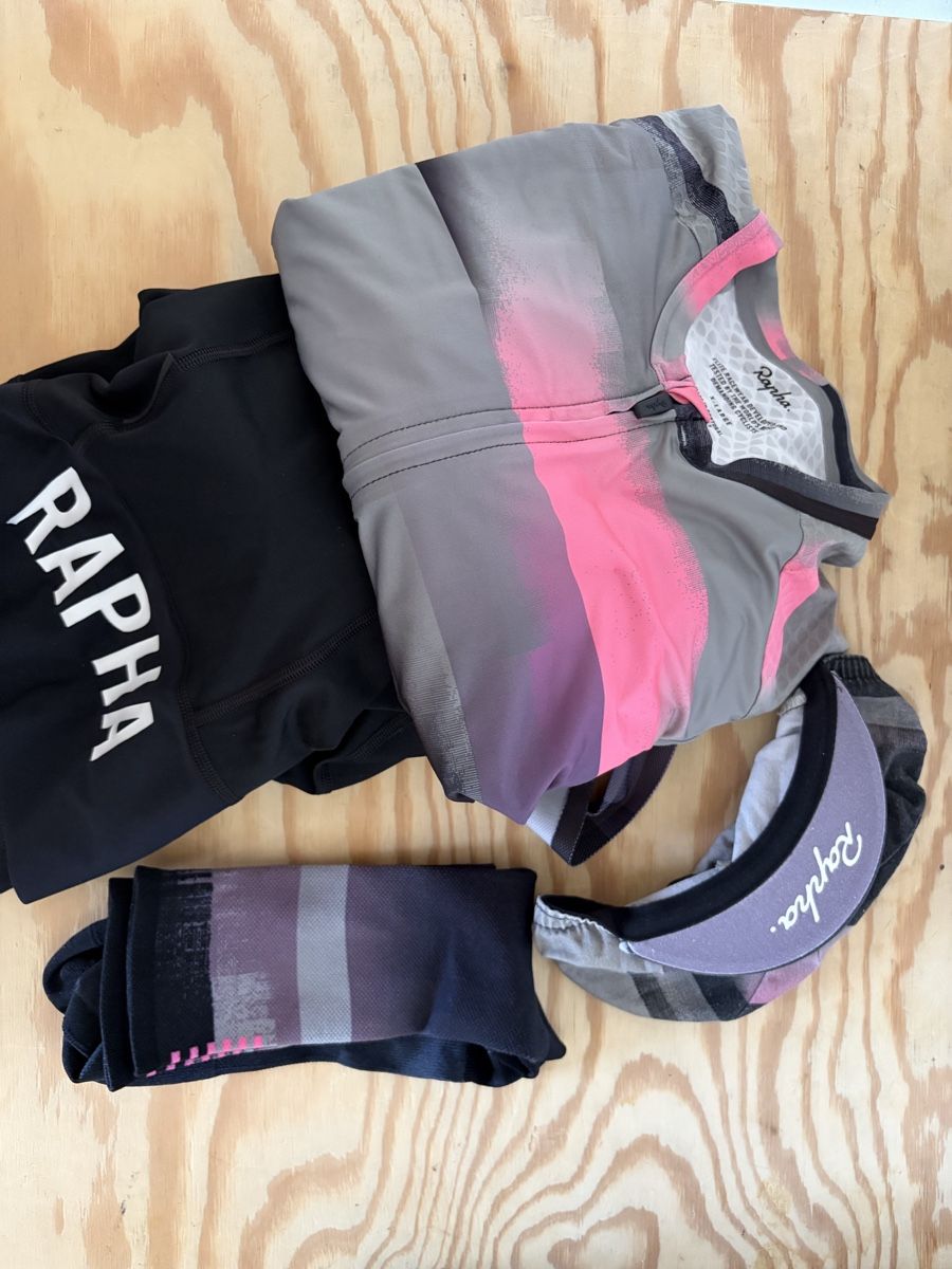 Rapha Lots de vêtements: Rapha Cycling Pro set - bibs + jersey + socks + cap  – D'occasion à Zürich par JAGD-bikes 5