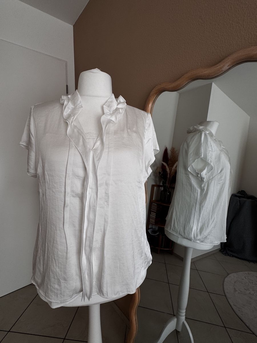 Camicette: Weisse Bluse mit Rüschen Gr 46 – Nuovo (secondo la descrizione) da Muttenz venduto da einfach-schoen 1