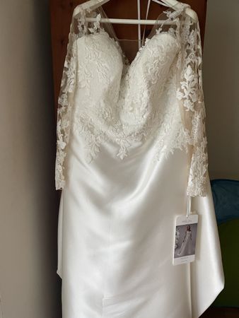 Nie getragenes Brautkleid mit Spitze, Grösse 56