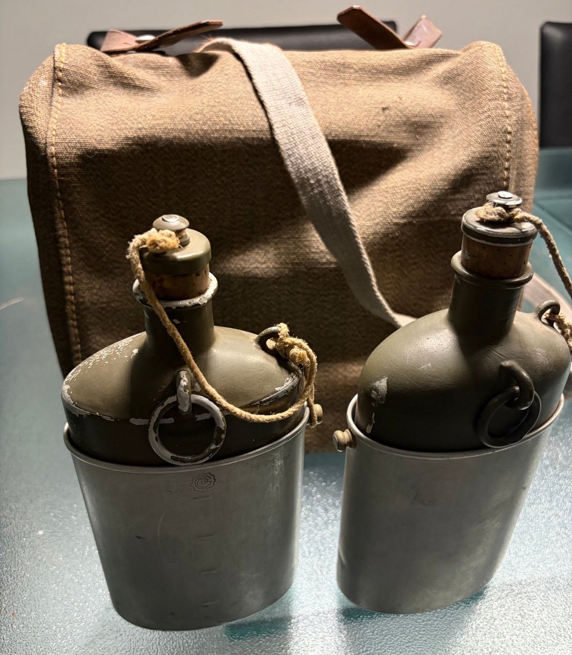 Schweizer Armee Attrezzatura & Pezzi di ricambio: Feldflaschen inkl. Tragtasche Schweizer Armee – Usato da Aarwangen venduto da concorde58