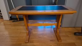 Holztisch mit Schieferplatte