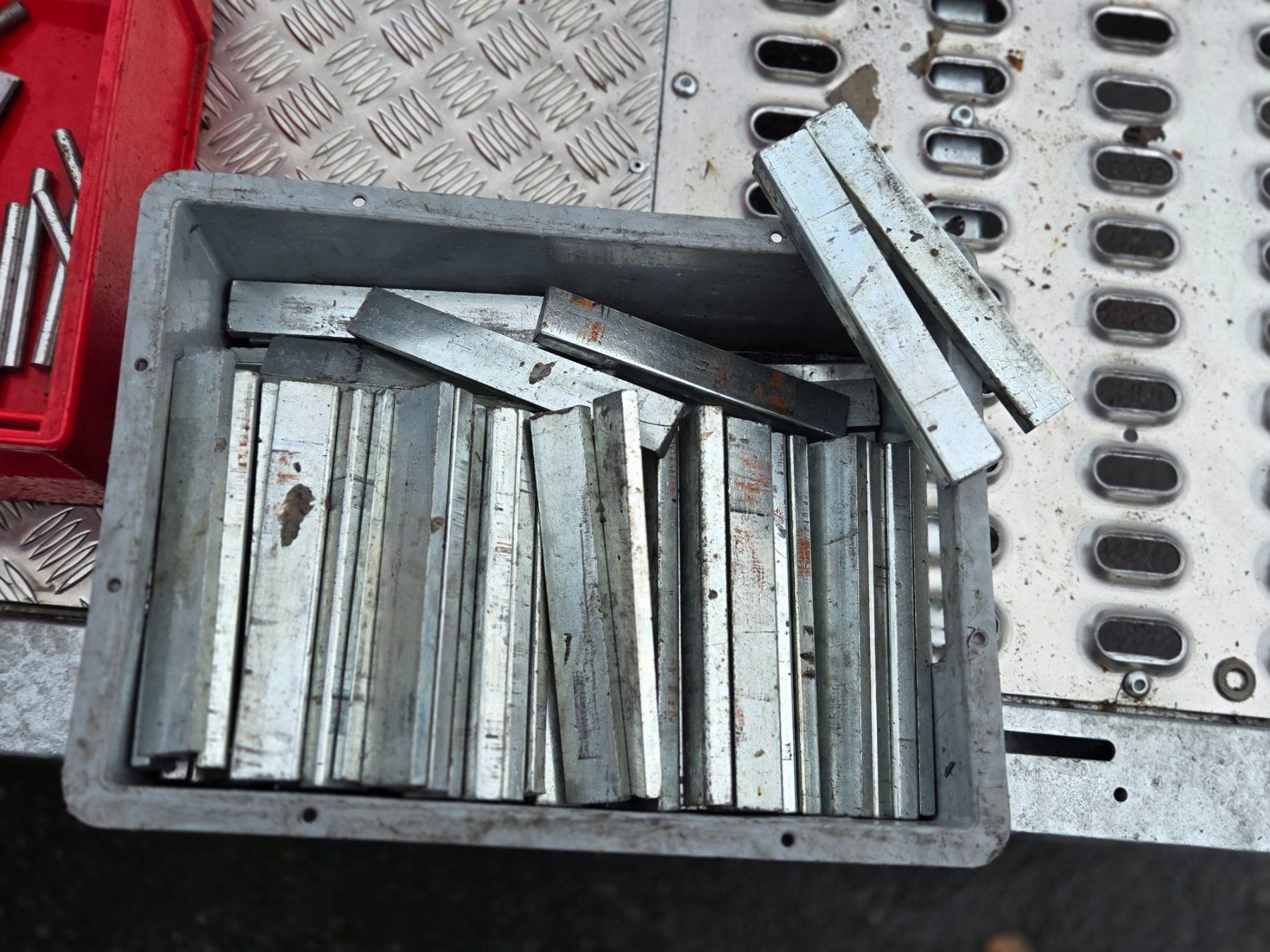 Scaffali: Kragarm mit Metall Haken – Usato da Fischbach-Göslikon venduto da Emanuel.Bardhi 8