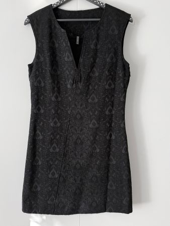 Naf Naf Kleid ärmellos schwarz Muster Grösse 40