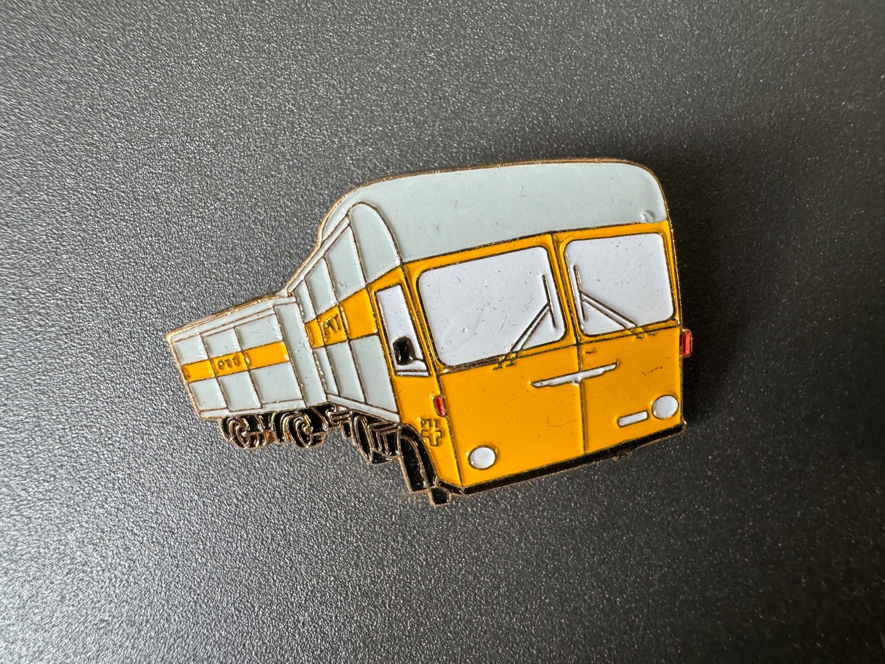 Placchette & Badge: Pin Truck Auto Wagen Bus Oldtimer – Usato da Galgenen venduto da rub_f6kh