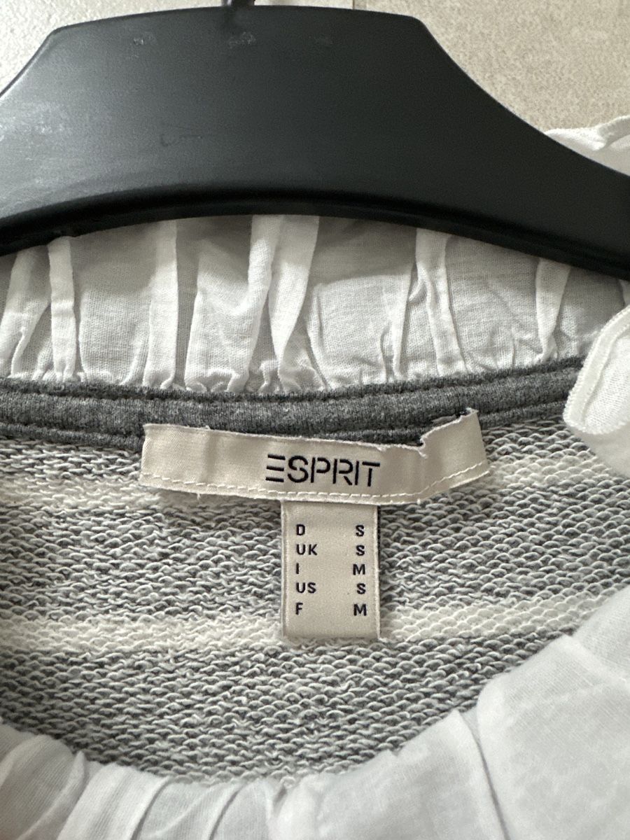 Esprit Pullover & Sweatshirts: Esprit Pulli mit Rüschen, Gr. S, Grau-Weiss, Neuwertig – Gebraucht aus Zug von Hehe 2