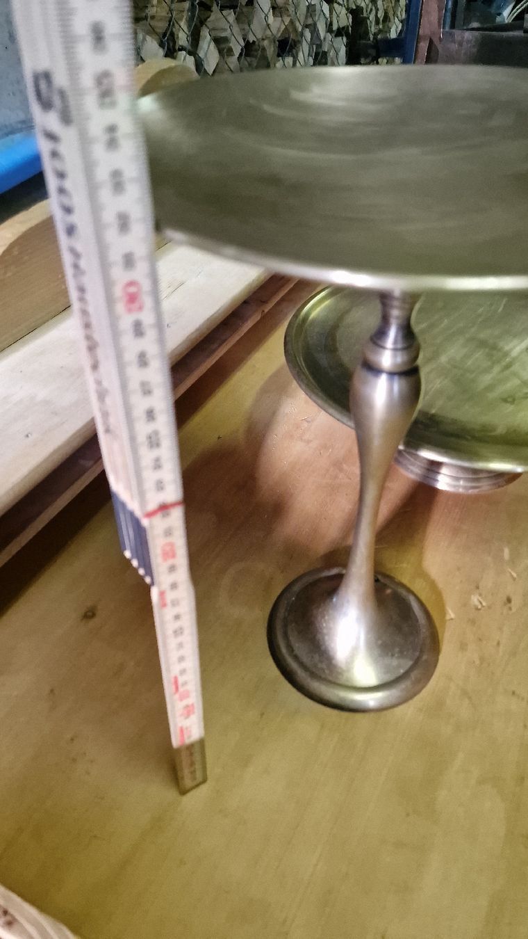 Servierplatten: Zwei-stufige Tortenplatte Messing – Gebraucht aus Herisau von Antiques.AR 1
