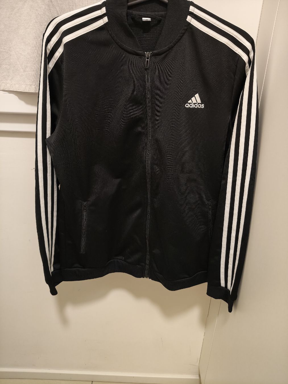 Adidas Completi: Adidas Trainingsanzug – Usato da Mendrisio venduto da Dee-11 2