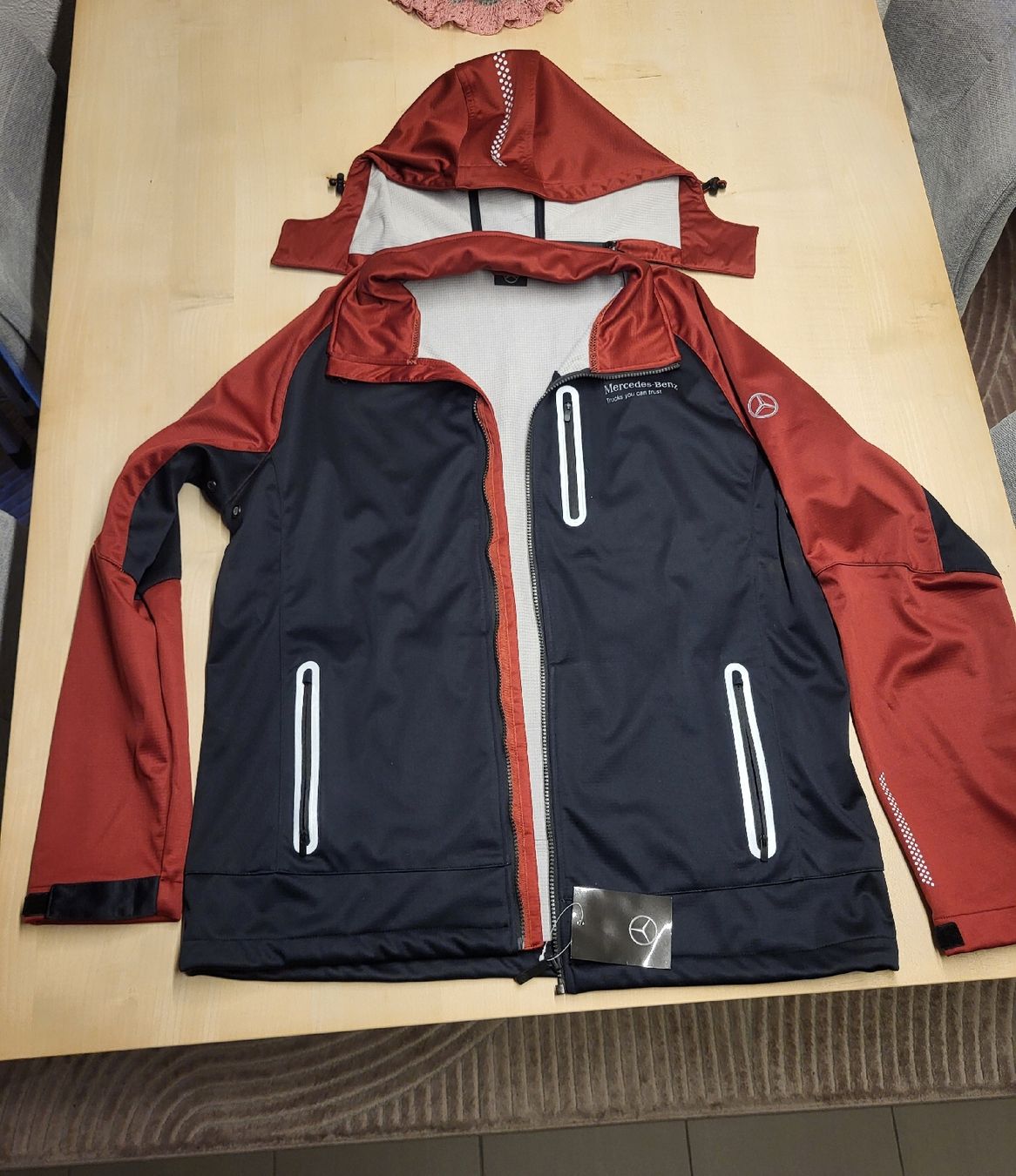 Giacche: Mercedes-Benz Softshell Jacke XL Schwarz-Rot – Nuovo (secondo la descrizione) da Chur venduto da ilesab27
